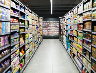 Market raflarında çeşitli gıda ürünleri