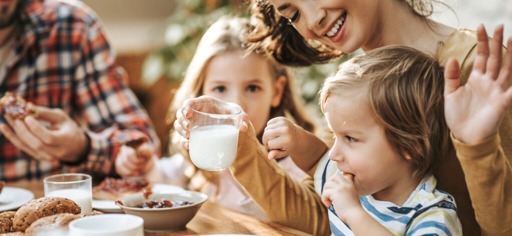 Kahvaltı sofrasında bir aile